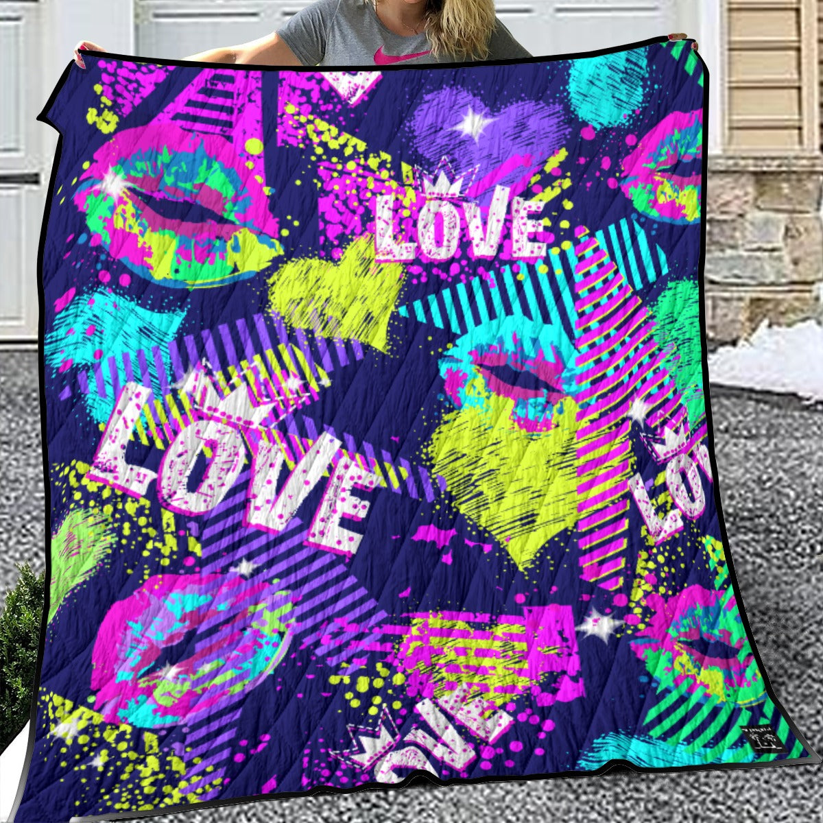 Edged Lightweight Breathable Quilt - Love N Kisses