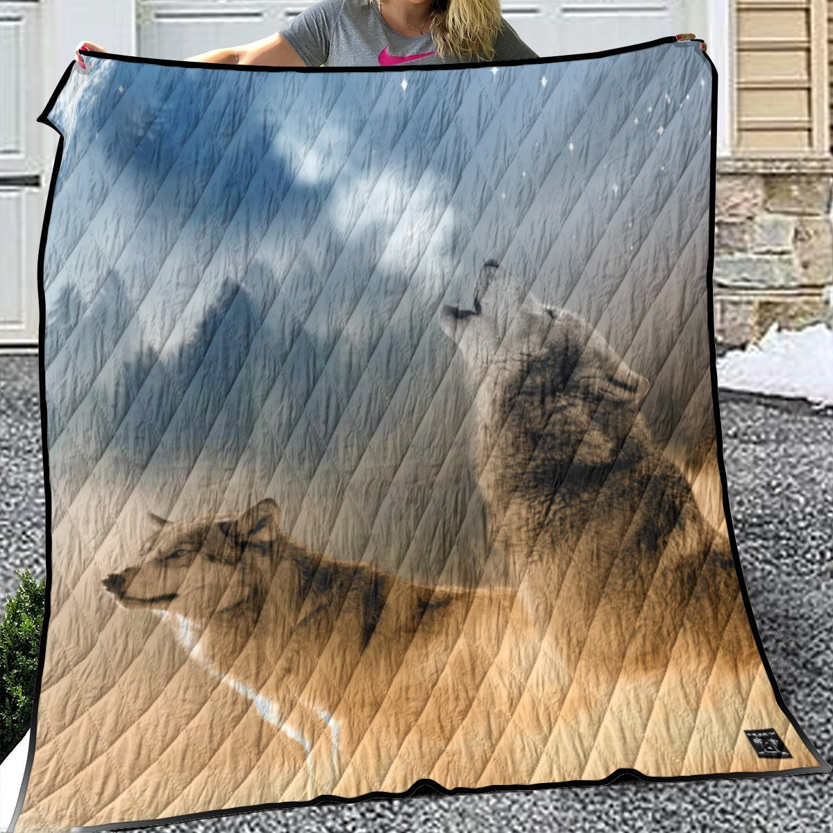 Edged Lightweight Breathable Quilt - Wolves