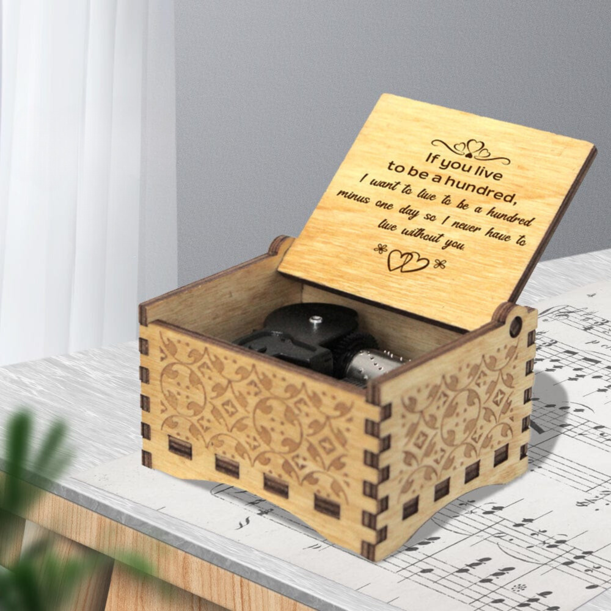 Caja de música de madera grabada